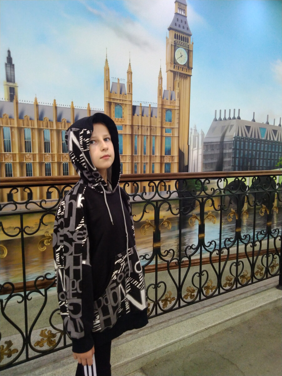 Размер капюшона регулируется по краю