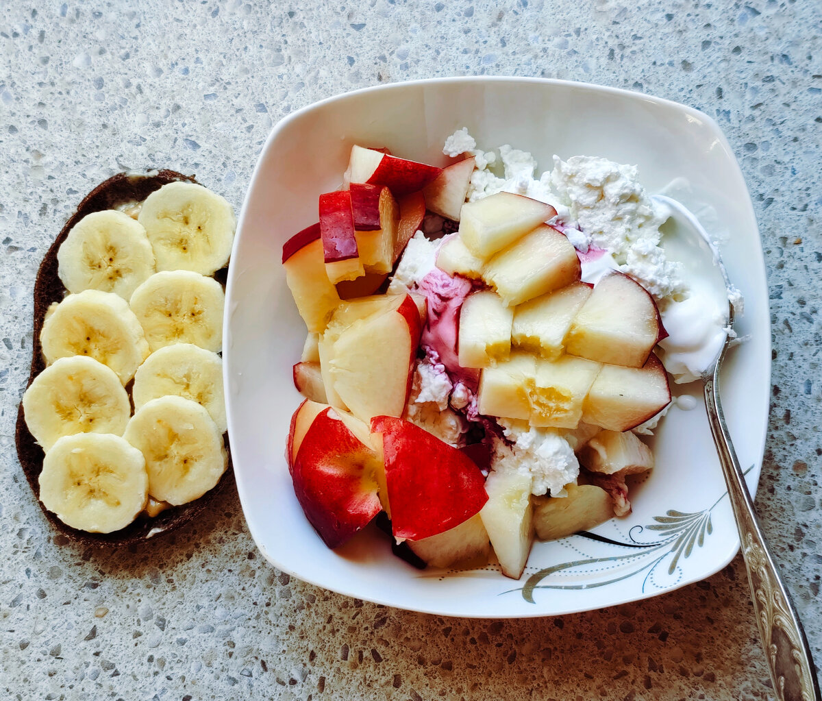 Творог со сметаной и фруктами, тост с арахисовой пастой и бананом