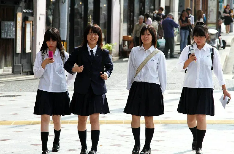 Буквально вчера возраст согласия на занятие сексом в Японии подняли с 13 до 16 лет.  Теперь за связь с детьми будут либо сажать в тюрьму на год, либо штрафовать на 500 тысяч йен (300 тысяч рублей).