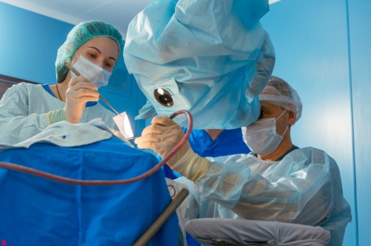    Применение операционного микроскопа открыло новую эру в нейрохирургии.