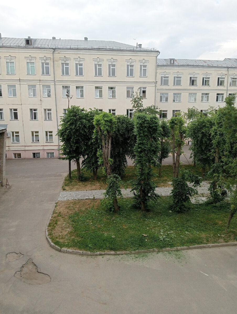 Фото моё. Вид из окна больницы. Поскорее бы там оказаться и погулять)))