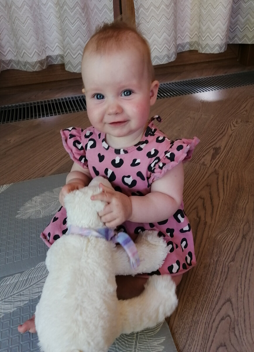 Сидящий, ничего не подозревающий, не похожий на себя ребёнок