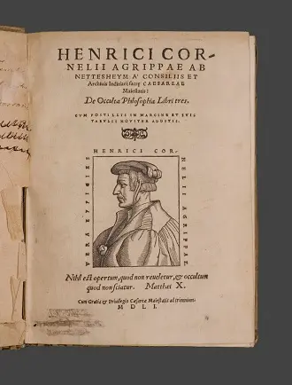 Первой в списке лучших книг по эзотерике стоит трактат «Тайная [оккультная] философия». Ее автор Агриппа Нестесгеймский (в обычной жизни Генрих Корнелиус Нестесгеймский) был выдающейся личностью своего времени. Известный таролог Элифас Леви после ее прочтения стал применять широко распространившееся впоследствии понятие «оккультизм». 
Автор этого труда жил в конце ХV – начале ХVI столетий во Франции. Эти времена мы называем Возрождением, или Ренесансом, когда мистика и наука еще шли рядом рука об руку. Его жизнь была довольно бурной, он менял профессии, проводил время в путешествиях, изучая страны и нравы людей. У Агриппы был тонкий ум и не менее острый язык, но он не боялся, что наживает недругов среди церковников. Религиозные фанатики считали его высказывания и теории ересью.