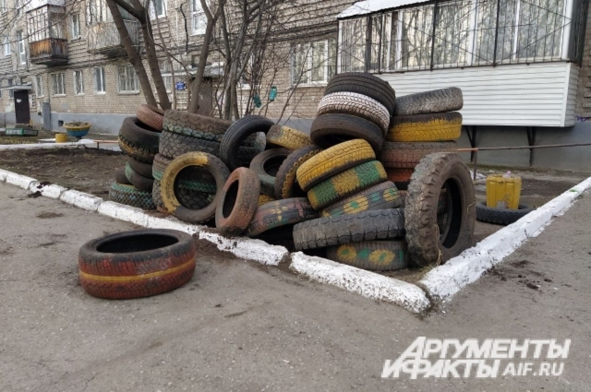    В Салехарде собирают автопокрышки для переработки в мягкое покрытие