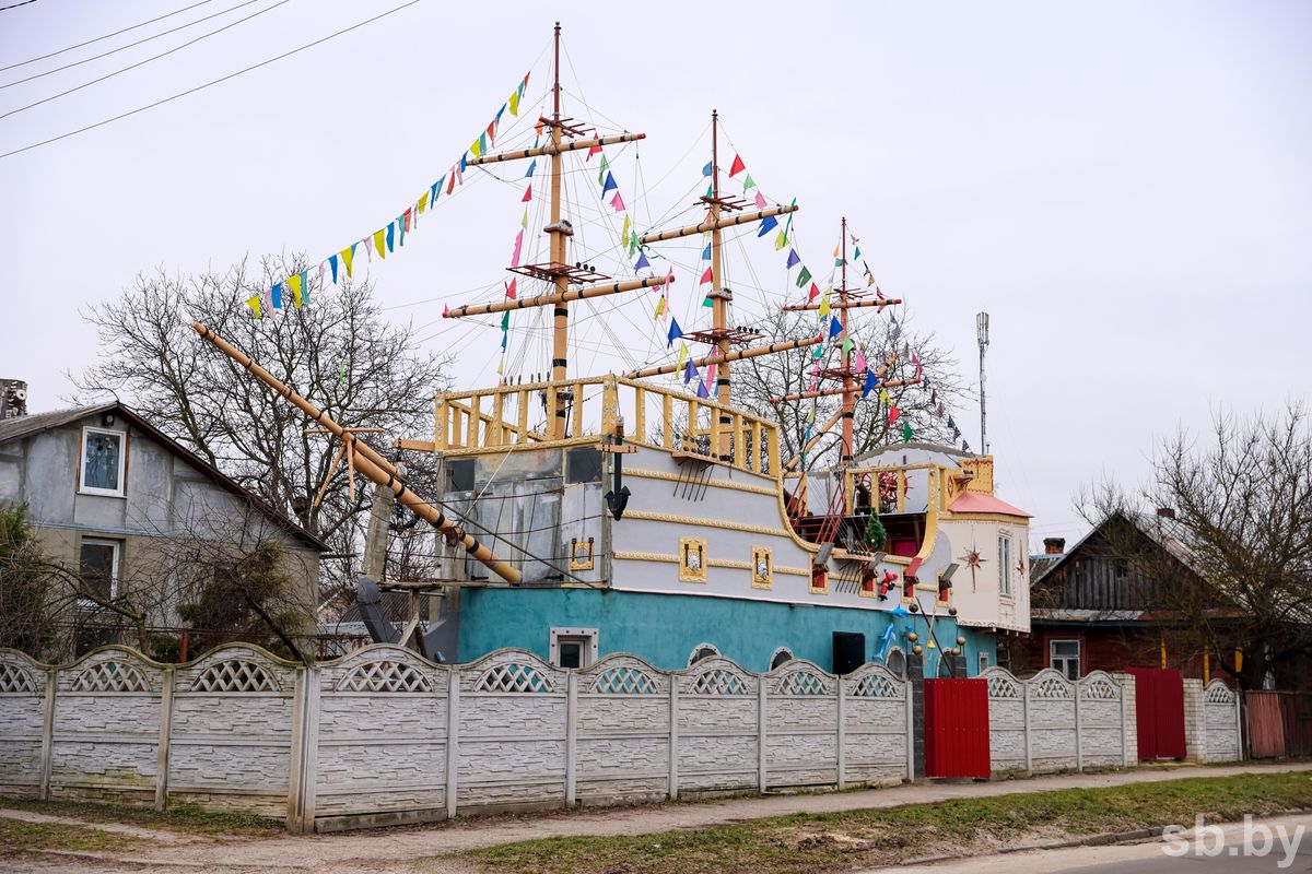 Как выглядит дом-корабль бывшего моряка подводника сейчас...