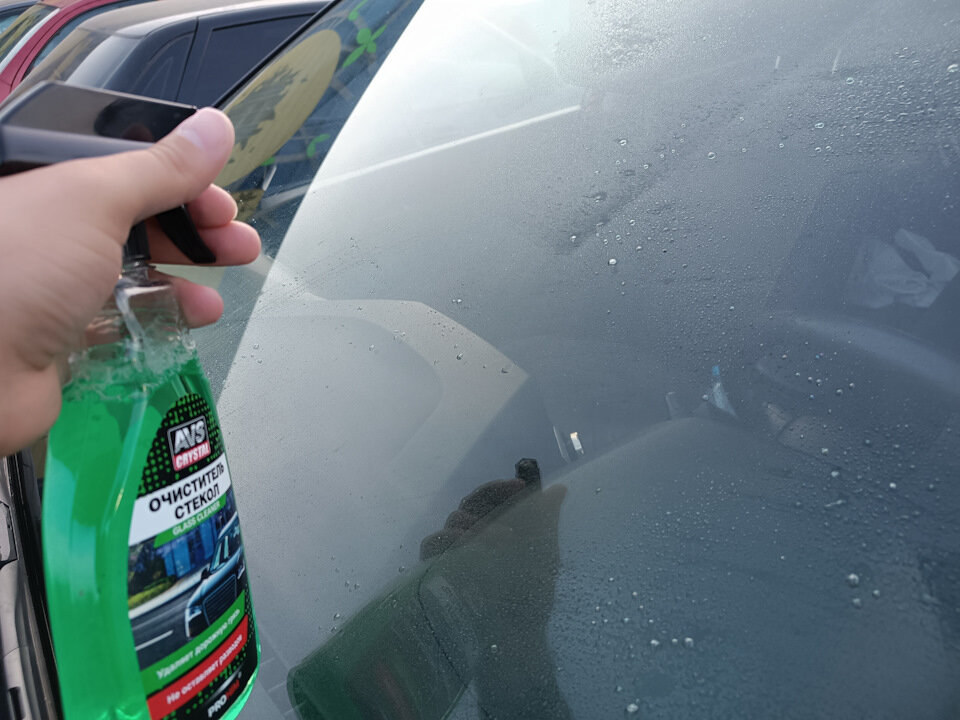 средство для стекол внутри авто. протирка стекол автомобиля. мытье стекол авто. налет на лобовом стекле. для протирки стекла автомобиля изнутри.