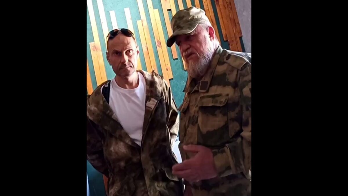     В Воронеже в бар «Понеслось», куда ранее не пустили посетителя в военной форме, пришла «тероборона». Мужчины в камуфляже потребовали выдать им менеджера, чтоб в качестве наказания отправить его в армию! Сотруднику пришлось извиняться за своё поведение. И вроде закончилось мировой, но есть вопросы…