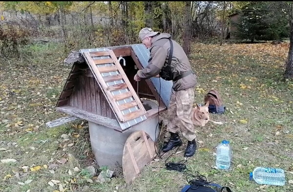 набираем воду из колодца в заброшенной деревне
