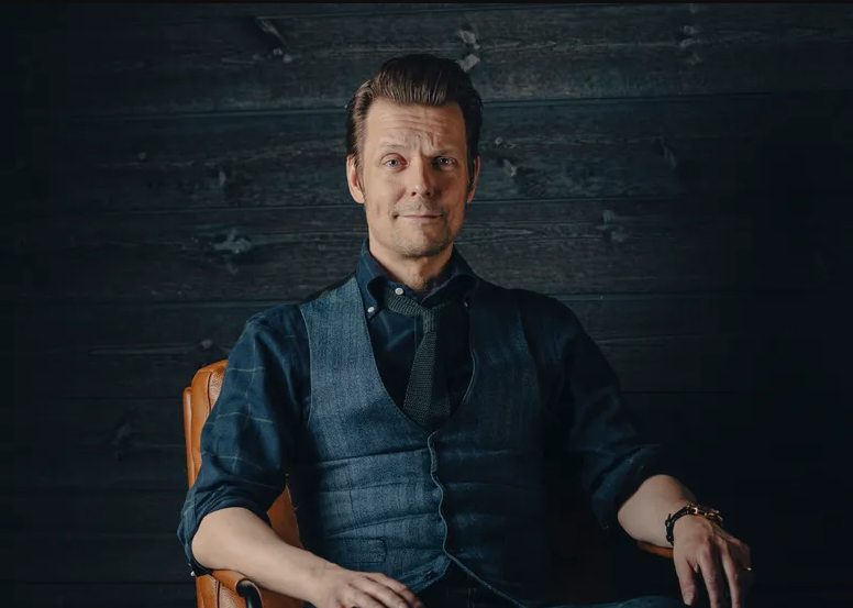 Sam is very good looking man. Sam Lake alan Wake 2. Сэм Лэйк. Sam Lake alan Wake. Аугуст Диль Сэм Лэйк.