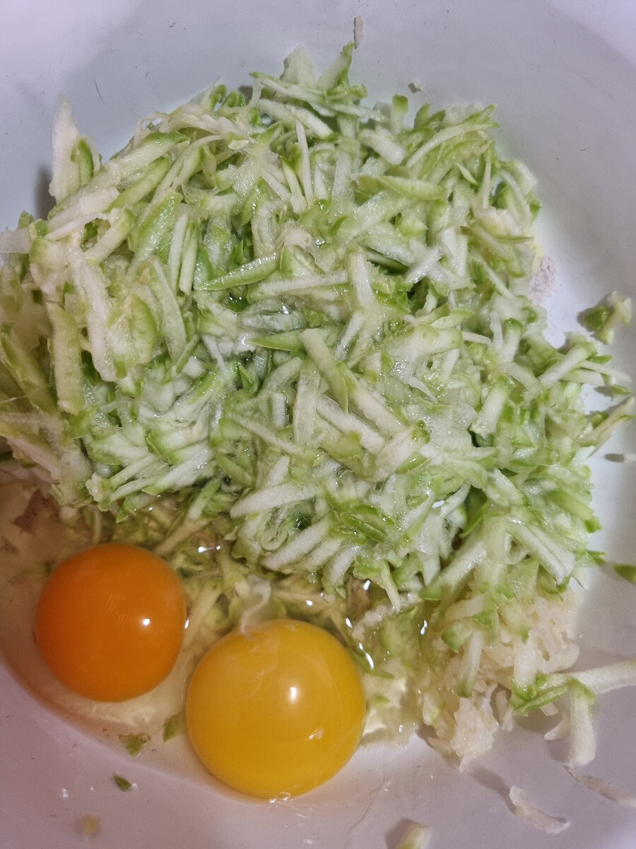 1. В миску положить муку, соль, перец, чеснок. 2. Кабачок натереть на тёрке и  добавить яйца. 3. Все тщательно перемещать.