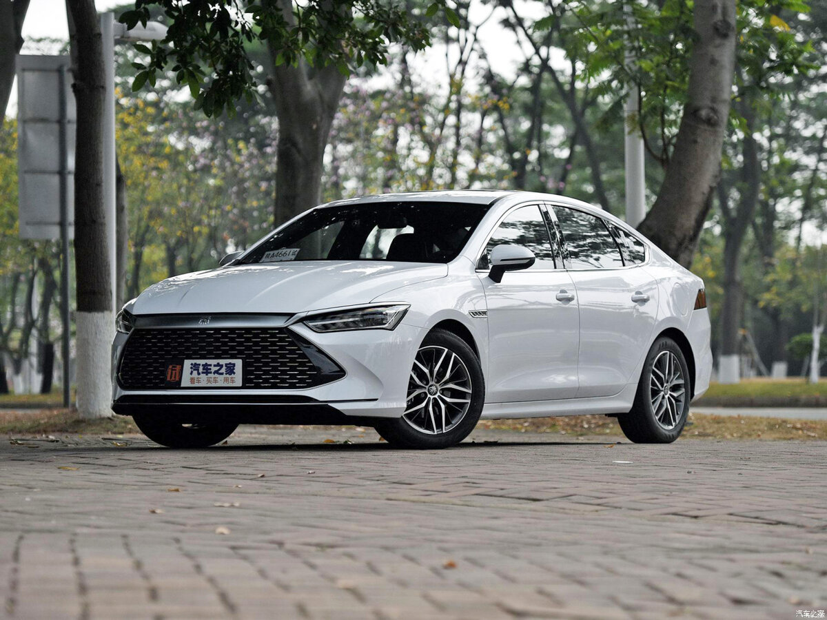 Даже заводить авто не надо, чтобы понять это. Достаточно поднять крышку капота. 