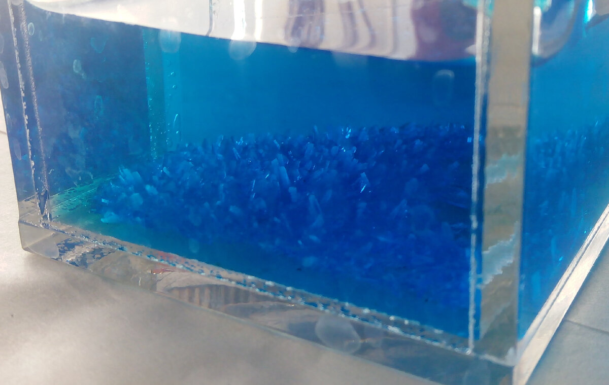 Кристаллы медного купороса, получившиеся из раствора меднения.