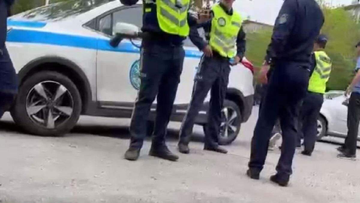    Полиция задерживает футбольных фанатов.:t.me/police_of_kz