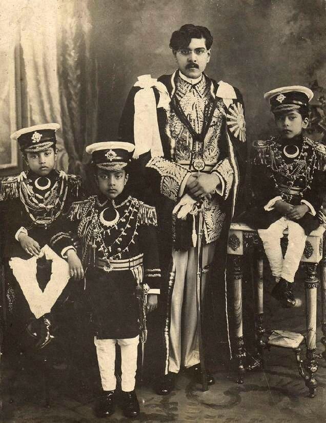 Трибхуван с сыновьями, 1932 г.