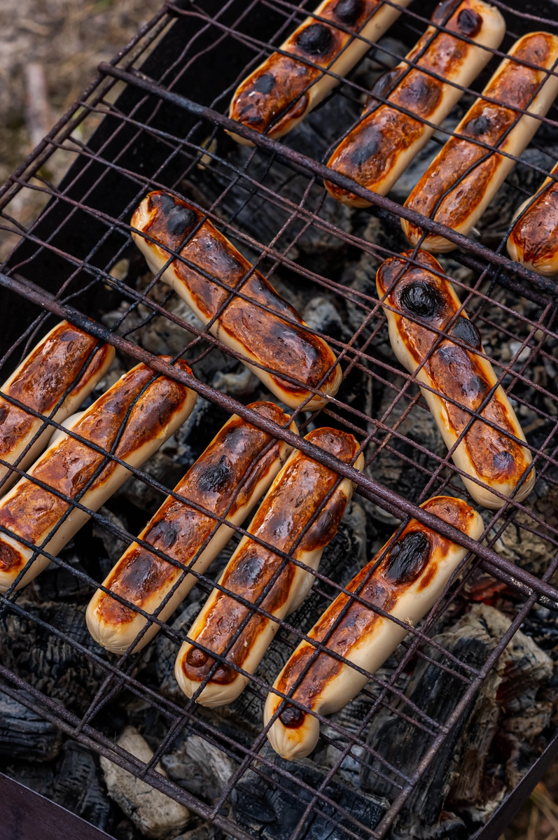 Жарим сосиски, посмотрите, какие они аппетитные!