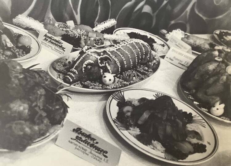 Фото Б. Вирина из фонда Государственного архива Мурманской области. Блюда, приготовленные участниками конкурса молодых поваров. 1978 г.