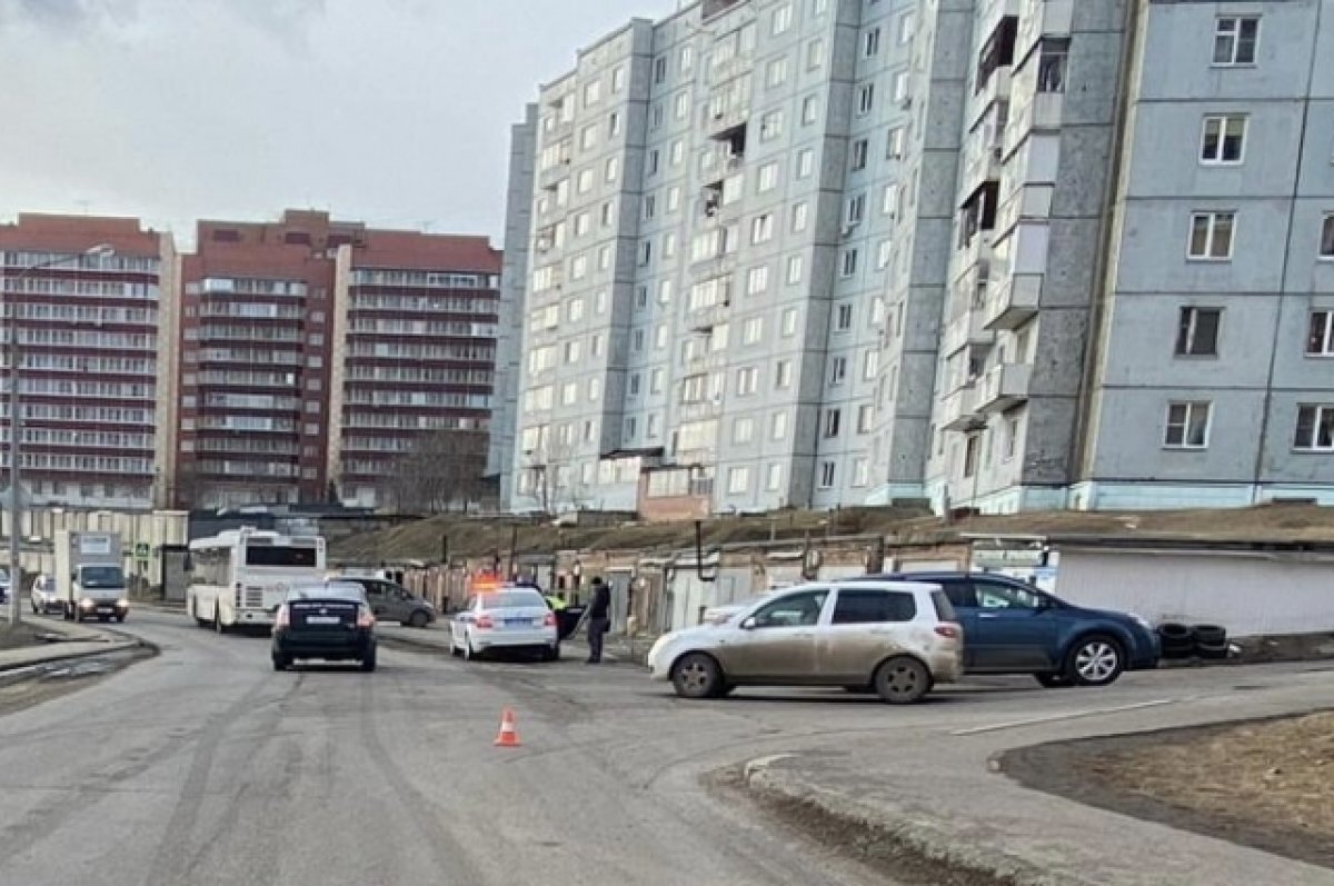    Ребёнок решил сократить путь до дома.