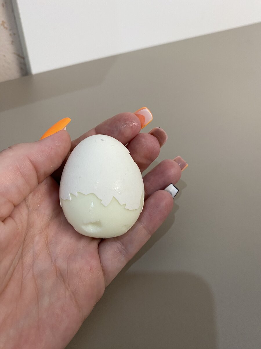 Почему свежее яйцо легче очистить?