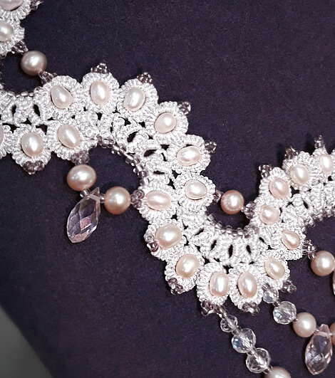 Колье "Волна" (деталь), из кружева ручной работы в технике фриволите с натуральным розовым жемчугом и стеклянными гранёными бусинами