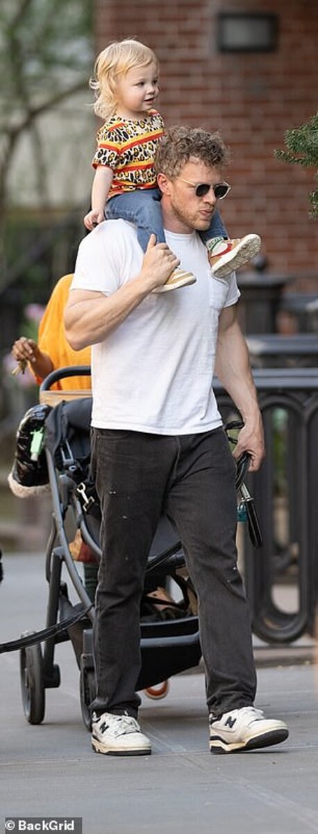    Себастьян Бир-Макклард с сыном Сильвестром Фото: BackGrid