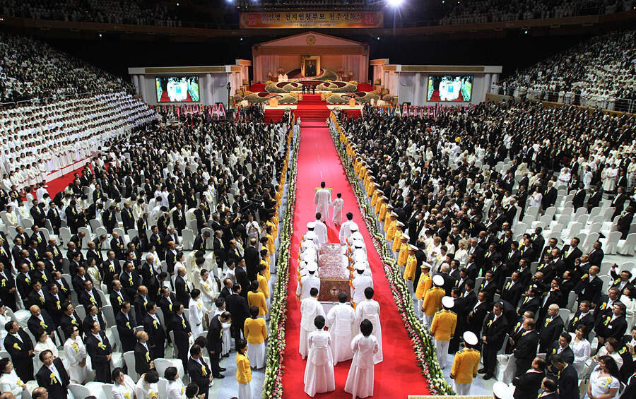 Похороны Муна. Основная доктрина Муна изложена в двух книгах на корейском языке (поэтому многие его последователи стремятся изучать корейский, чтобы читать Муна в подлиннике): «Объяснение Принципа» (1957 г.) и «Толкование Принципа» (1966 г.)