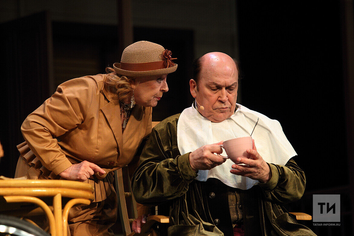 ​Ее почтенные родители - отец Сергей Караулов, дирижер (Михаил Галицкий), и мать Ольга Павловна (Светлана Романова) – зорко следят за многочисленными ухажерами дочери. Фото: © Михаил Захаров / «Татар-информ»