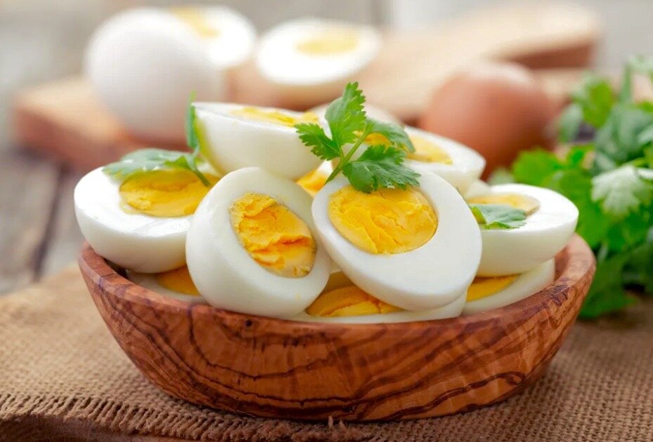 Сваренные вкрутую яйца.