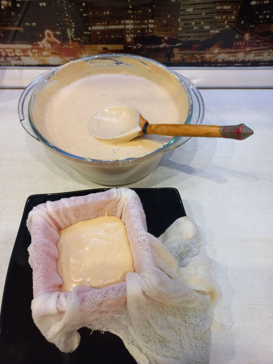 Пасха с варёной сгущенкой и грецким орехом.