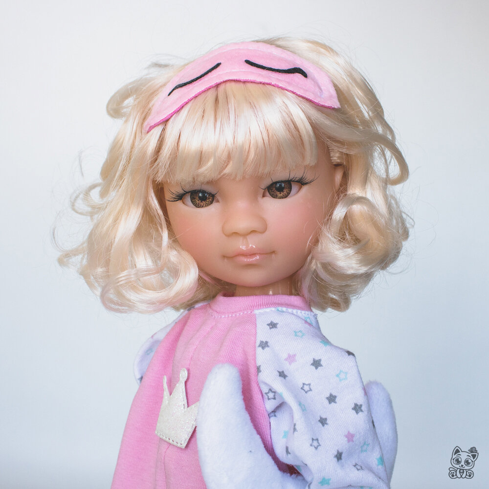 Подобраны глаза и ресницы, сделан макияж, который можно будет повторить на производстве. 