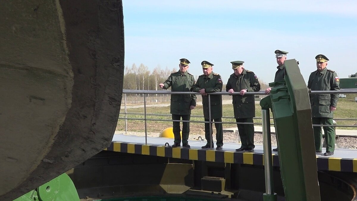    Шойгу проверил боевое дежурство одного из полков РВСН в Калужской области