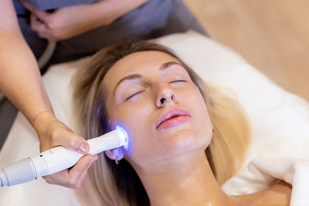 Синий цвет - обеззараживает, успокаивает, красный - активирует расщепление жировых клеток