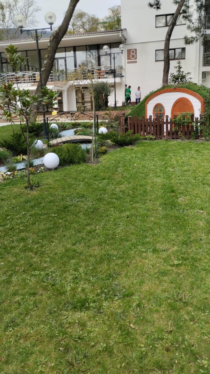 Территория санатория, вид на рецепшн.