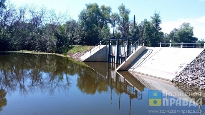 Гидротехническое сооружение в пойме.
