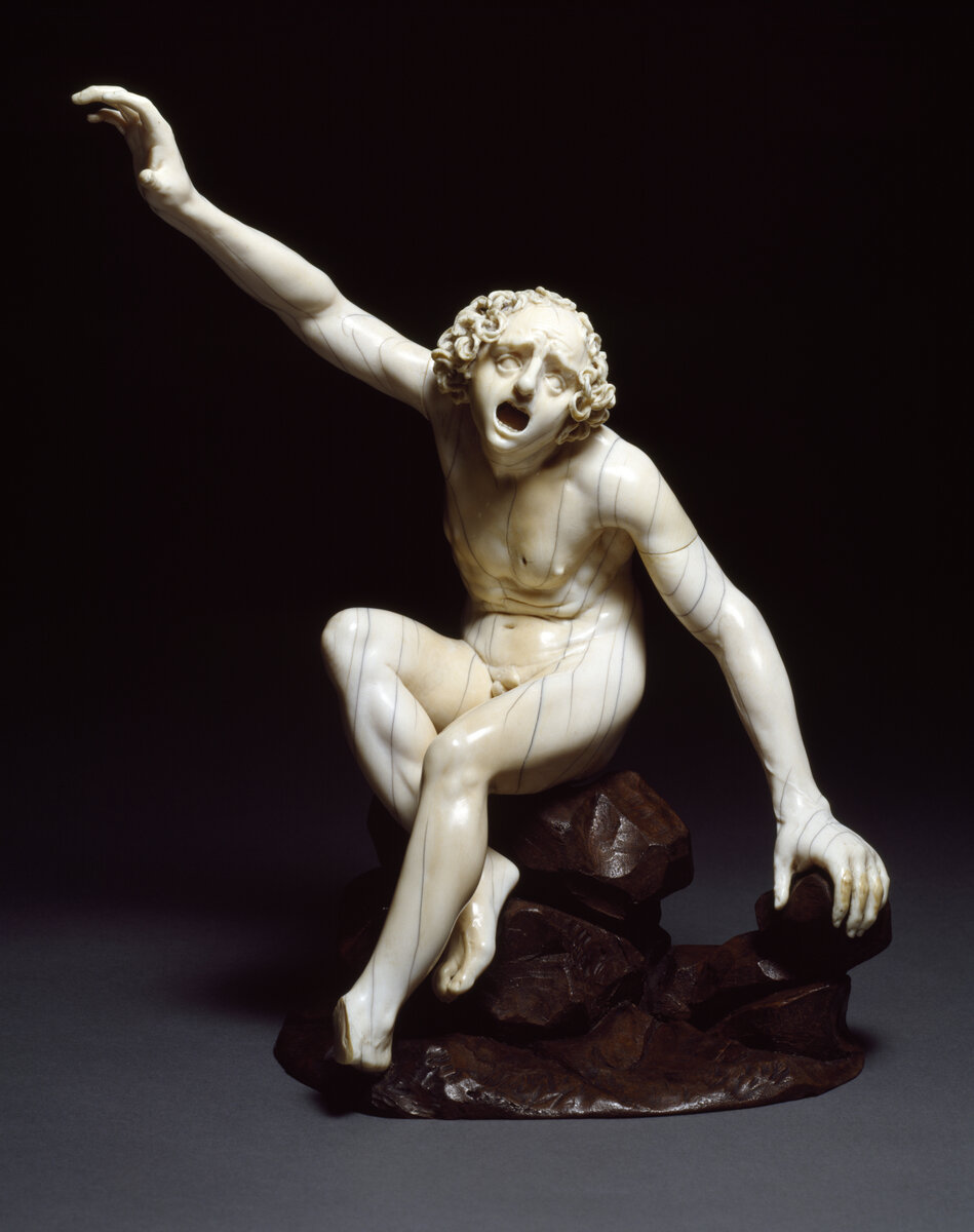Фигура измученного человека. Резьба по кости, 1640-1650 (барокко), 28,9 см.  Эмоция человека выражена худодником с помощью выражения лица мужчины, удлиненных и раскинутых рук и рисунка вьющихся волос, акцентирующих внимание на лице. Руки, не вписывающиеся в цилиндрическую форму бивня, выполнены мастером отдельно и затем подклеены к фигуре. 