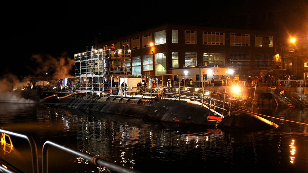 Ударная подводная лодка класса «Лос-Анджелес» USS Miami (SSN-755) в сухом доке Портсмутской военно-морской верфи за два месяца до того, как пожар уничтожил подводную лодку в мае 2012 года. (Фото ВМС США: Джим Кливленд/Released)