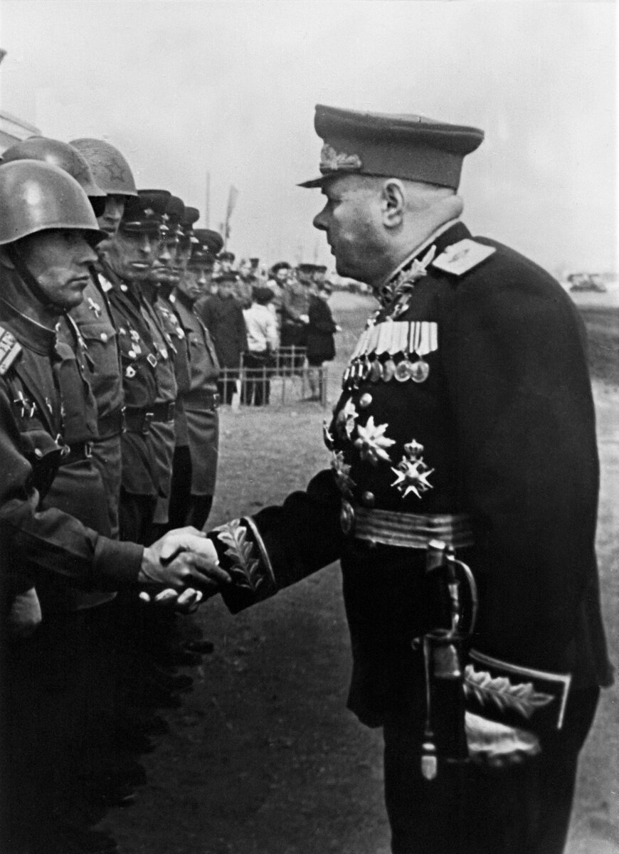 Маршал Мерецков с командирами своих частей