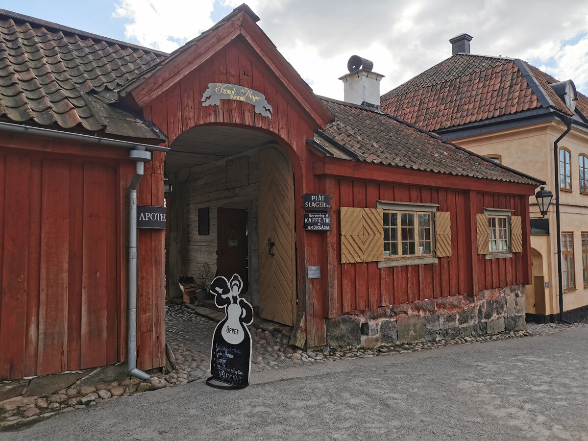 Самое известное кафе в Скансене, Petissan, слева от арки