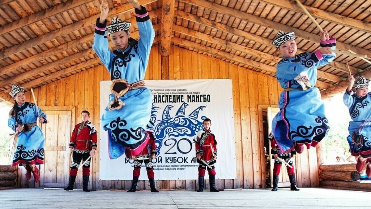     1 мая на площади Ленина выступит песенно — танцевальный ансамбль «Гива» из села Булава Ульчского района.