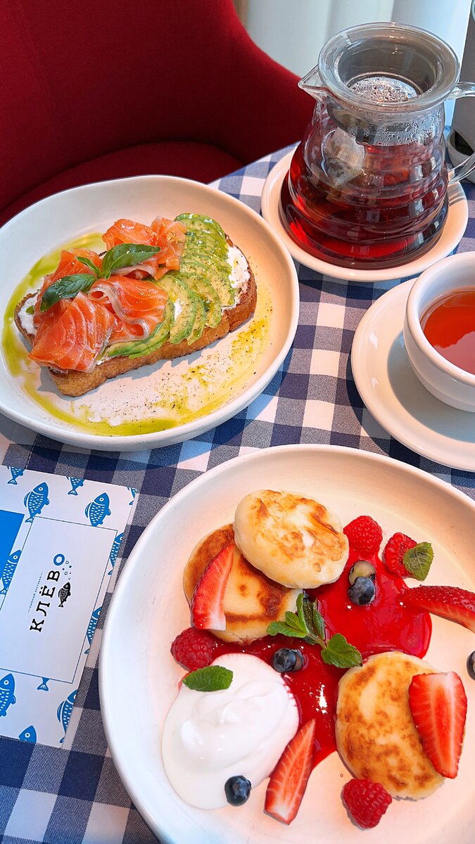 Бриошь с лососем и авокадо и сырники со сметаной и ягодами