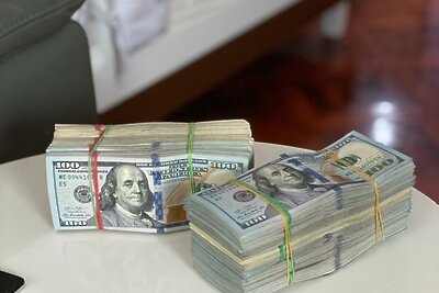    Пачки долларов ©Celyn Kang Unsplash.com