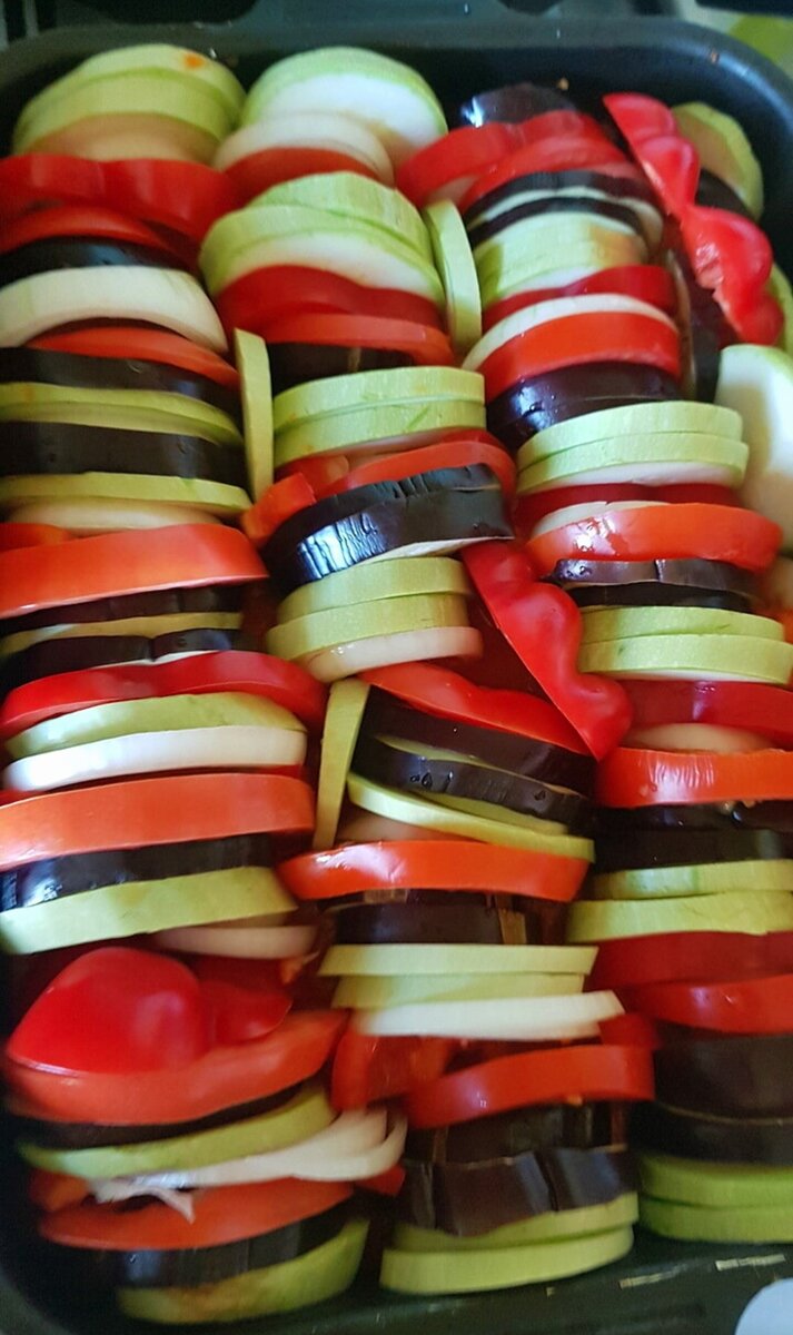 Чередуем овощи -кабачок, баклажан, помидор,перец,лук.