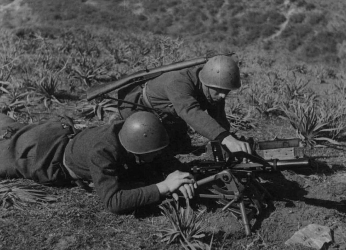 Два советских бойца с миномётом.