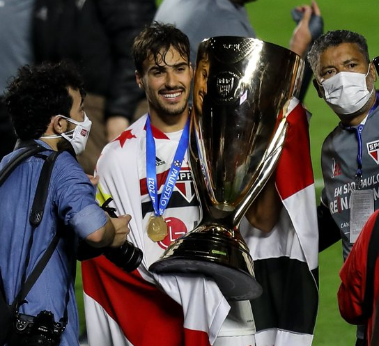 Медаль и кубок за победу в Лиге Паулиста