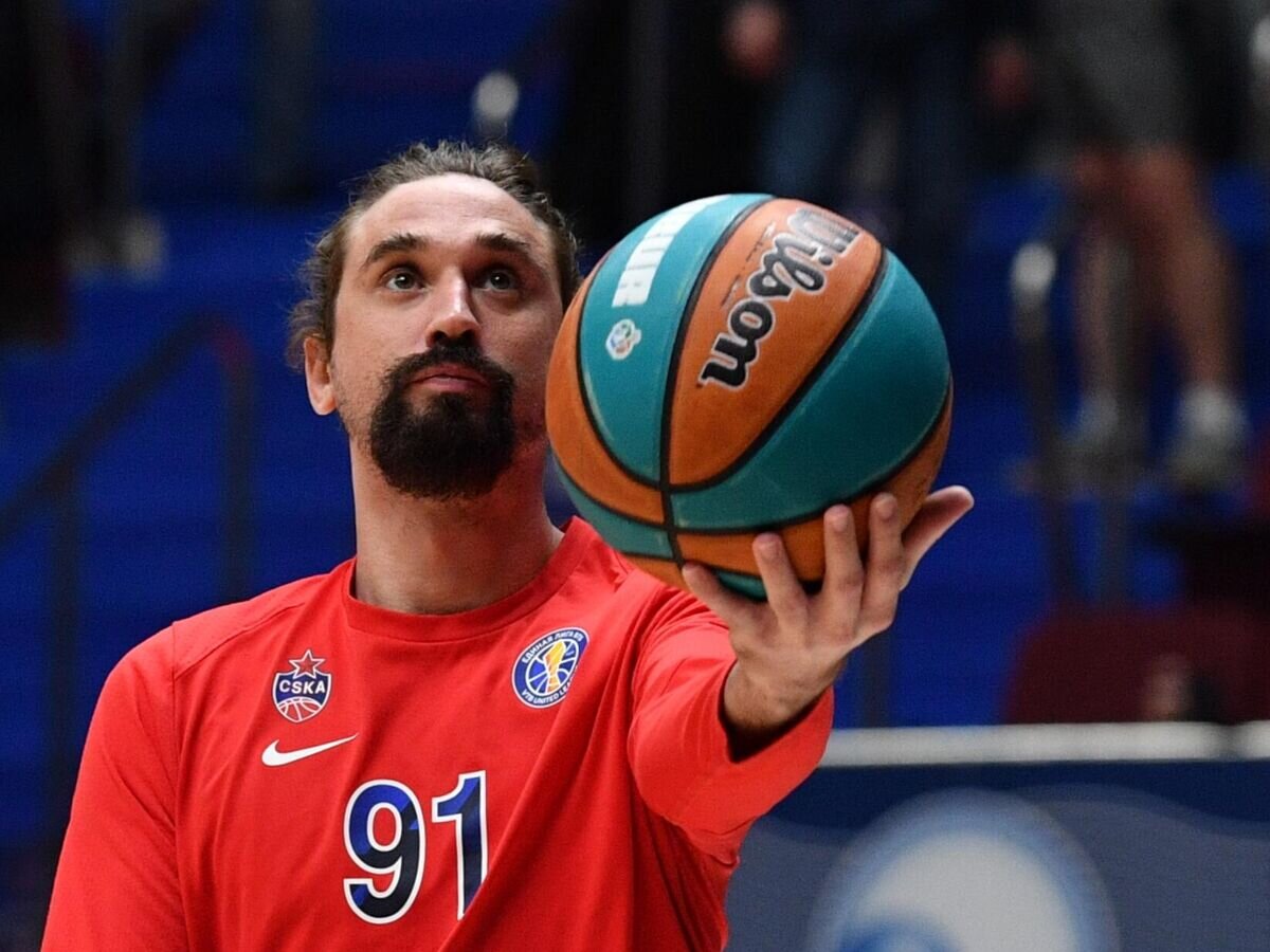    Игрок ПБК ЦСКА Алексей Швед на разминке перед началом матча финала плей-офф Единой Лиги ВТБ сезона 2021/22 между БК "Зенит" (Санкт-Петербург) и ПБК ЦСКА (Москва).© РИА Новости / Александр Гальперин