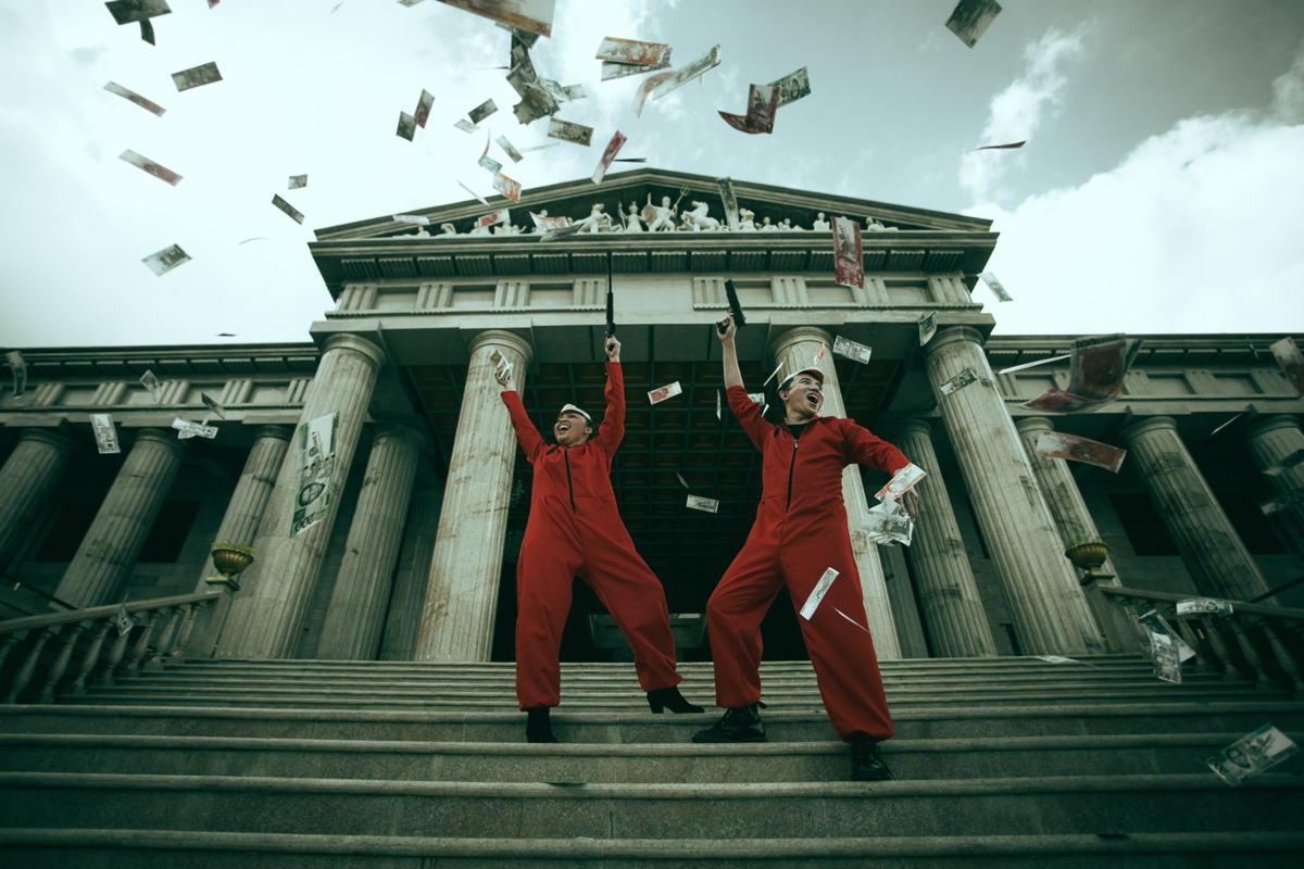 Домкадров. Бумажный дом / money Heist. Бумажный домик сериал Нетфликс. Бумажный дом сериал Испания. Монетный двор Испании бумажный дом