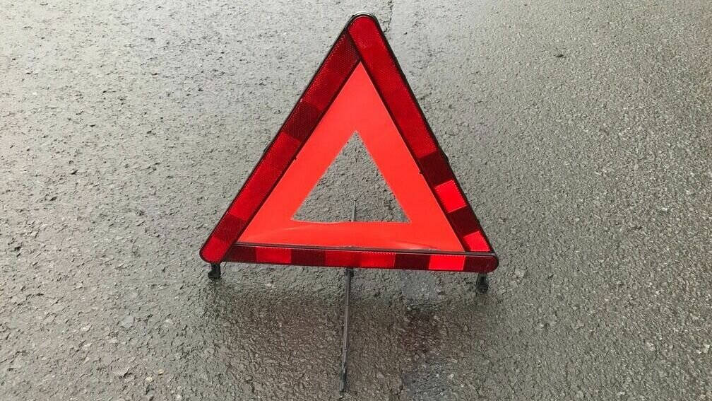     Фото с места ДТП с перевернутым кроссовером очевидец опубликовал в тематическом сообществе в социальной сети «ВКонтакте».