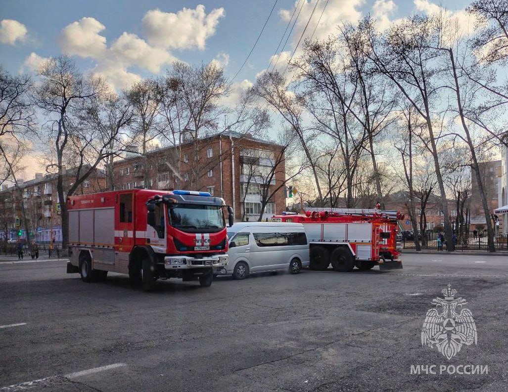 В Абакане женщина припарковала микроавтобус у ворот для выезда пожарной  техники | Абакан 24|Новости|Информационный канал | Дзен