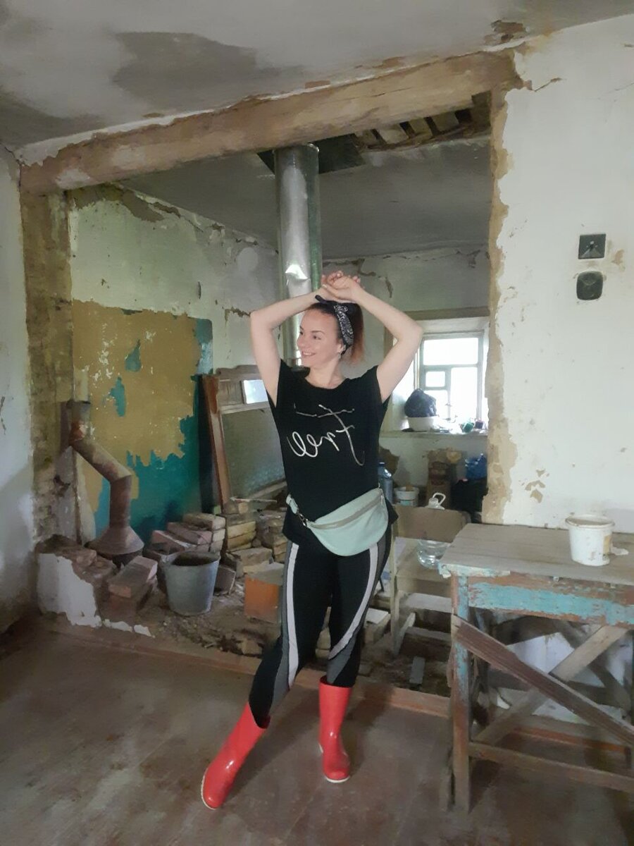 В начале мая 2023 года наш ДОМИК выглядит именно так. За мной руины, оставшиеся от старой печки и наша помощница - малышка-буржуйка. Установили 2 дня назад, в доме стало сразу уютно и тепло!