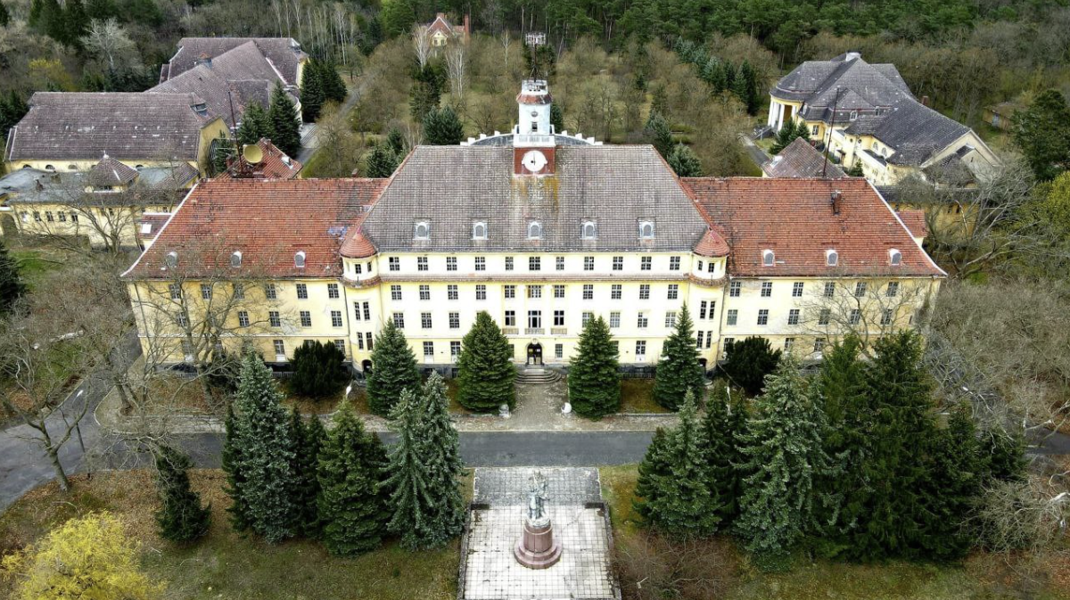 Дом Офицеров, во дворике которого протекала главная жизнь старшеклассников. Справа - серая крыша бассейна и дискотеки. А слева - два кинозала и кафе.