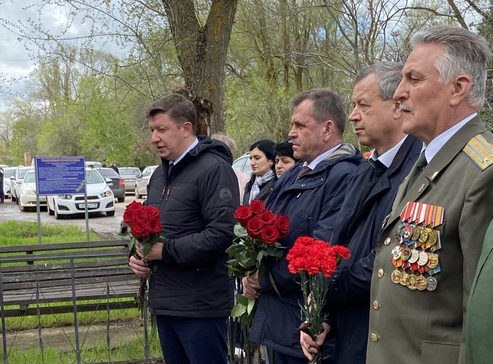 Представители городской власти на открытии памятного знака